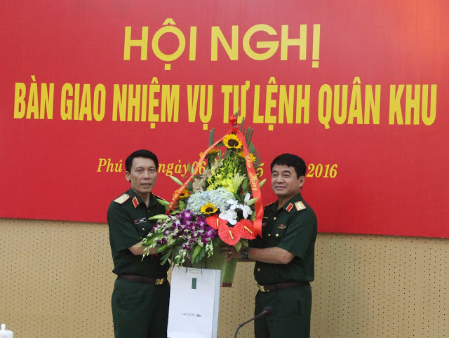Thiếu tướng Lê Xuân Duy (trái) tại buổi lễ nhận nhiệm vụ tư lệnh quân khu 2 ngày 6/5/2016